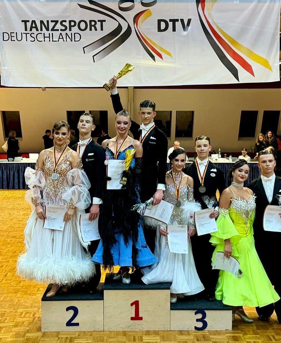 Erfolgreiche Titelverteidigung: Dmytrii Forostianov und Helene Novalee Tilgert Deutsche Meister der Jugend Standard