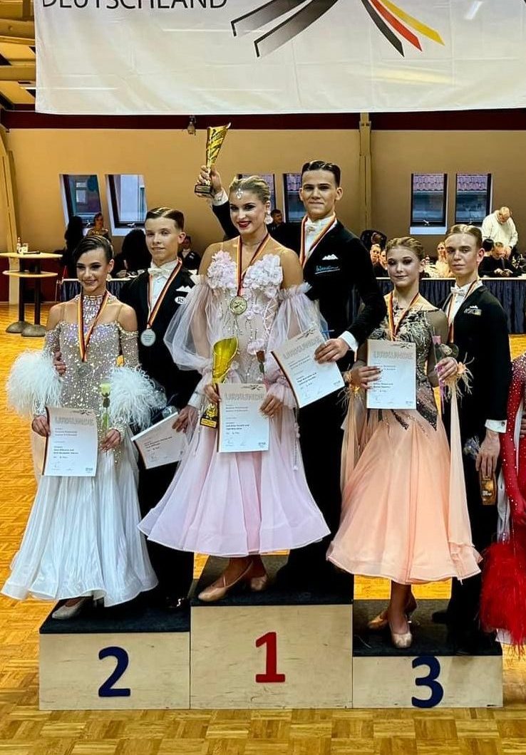 Gold für Yigit Bayraktar und Lukrecija Kuraite bei der DM Junioren II Standard in Braunschweig