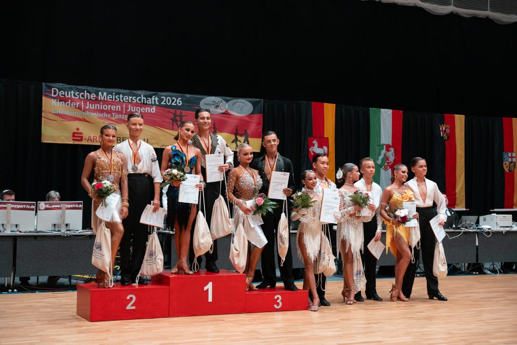 Siegerehrung Deutsche Meisterschaft Junioren II B Latein 2026 // Deutsche Meister: Yasin Saglik / Maria Isabella Craciunescu (Grün-Gold-Club Bremen) // Foto: Nevi Production